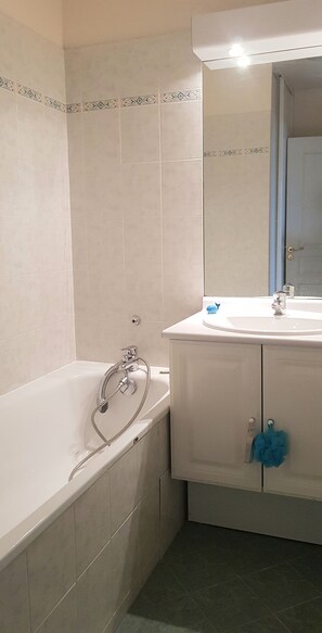Douche, sĂšche-cheveux, bidet, savon