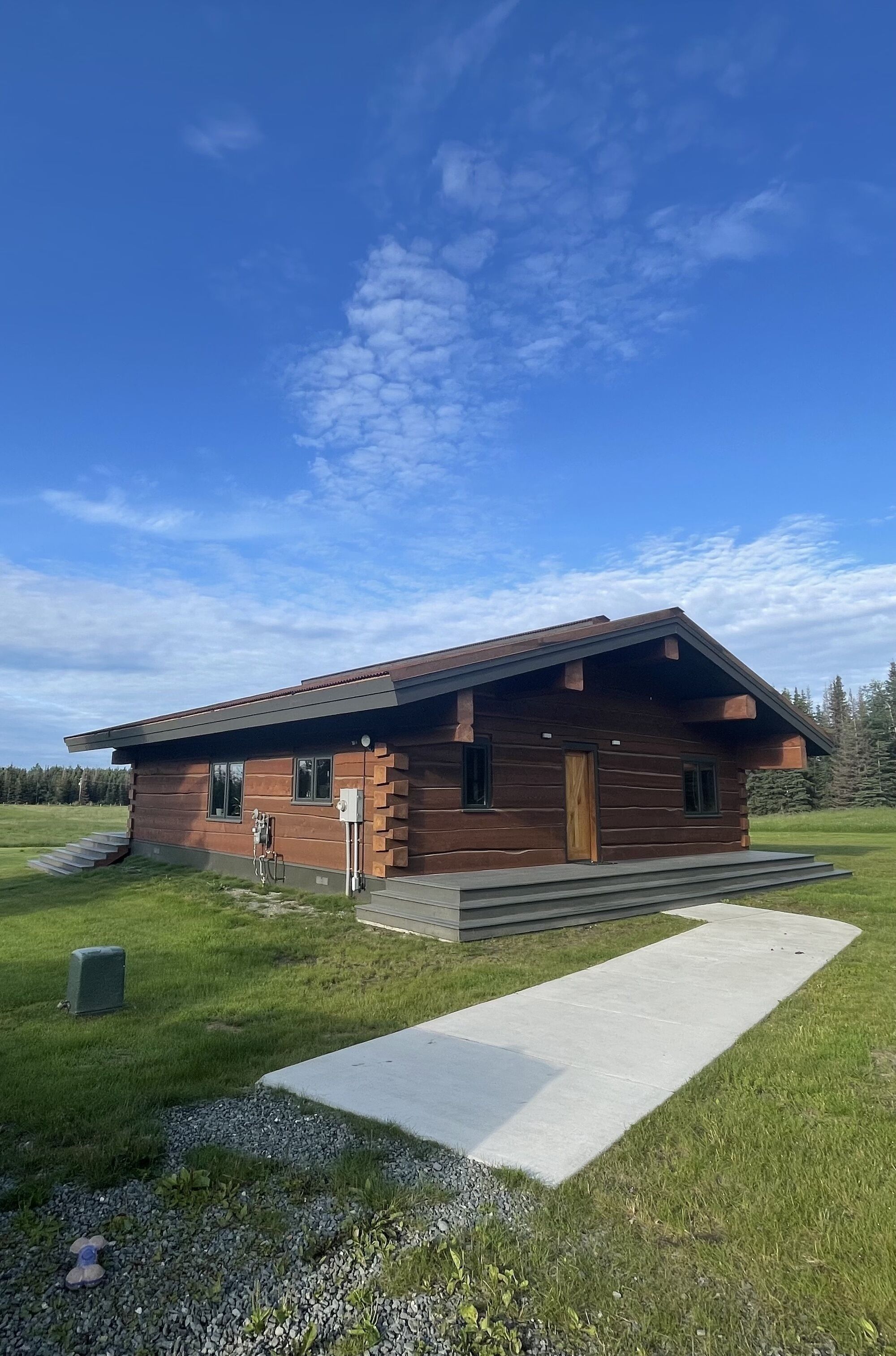 Cozy modern cabin, 15 minutes to town or fishing, spacious yard pet-friendly