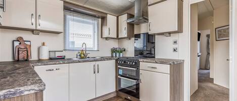 Kühlschrank, Mikrowelle, Ofen, Geschirrspüler