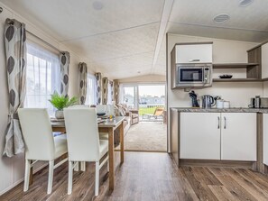 Een koelkast, een microgolfoven, een oven, een vaatwasser