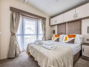 2 slaapkamers, een bureau, een strijkplank/strijkijzer, gratis wifi