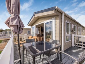 Outdoor dining - Charming Chalet at Lakeside Park - Pass the Keys (Chichester)