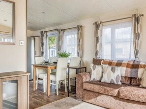 Smart TV - Charming Chalet at Lakeside Park - Pass the Keys (Chichester)