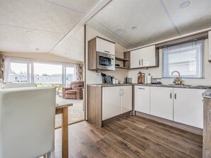 Fridge, microwave, oven, dishwasher - Charming Chalet at Lakeside Park - Pass the Keys (Chichester)