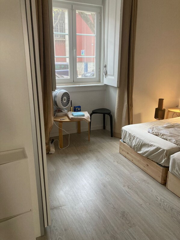 2 Schlafzimmer, Schreibtisch, Bügeleisen/Bügelbrett, WLAN