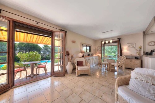 90 m² große Villa mit Swimmingpool und herrlichem Meerblick