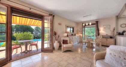90 m² große Villa mit Swimmingpool und herrlichem Meerblick