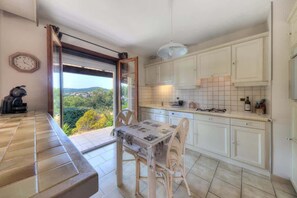 Fridge, microwave, stovetop, dishwasher - Villa of 90m² with swimming pool and beautiful sea (Fréjus)