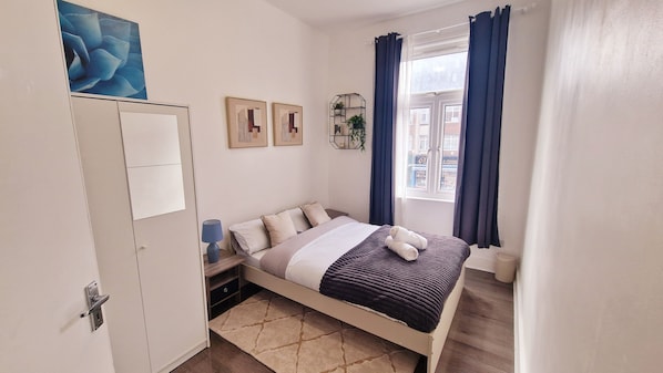 2 habitaciones, escritorio, tabla de planchar con plancha y wifi gratis