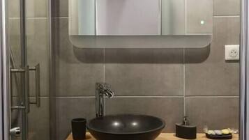 Secador de pelo, toallas