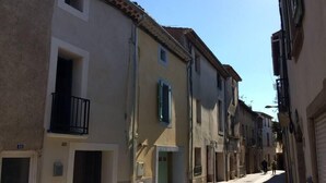 A narrow street lined with traditional buildings, featuring balconies and doors. - Art, Sailing, Fishing, Beach ... Sérignan! (Sérignan)