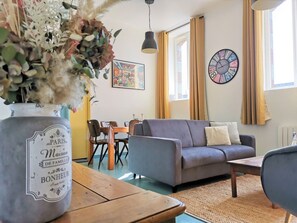 Ett bordtennisbord och böcker