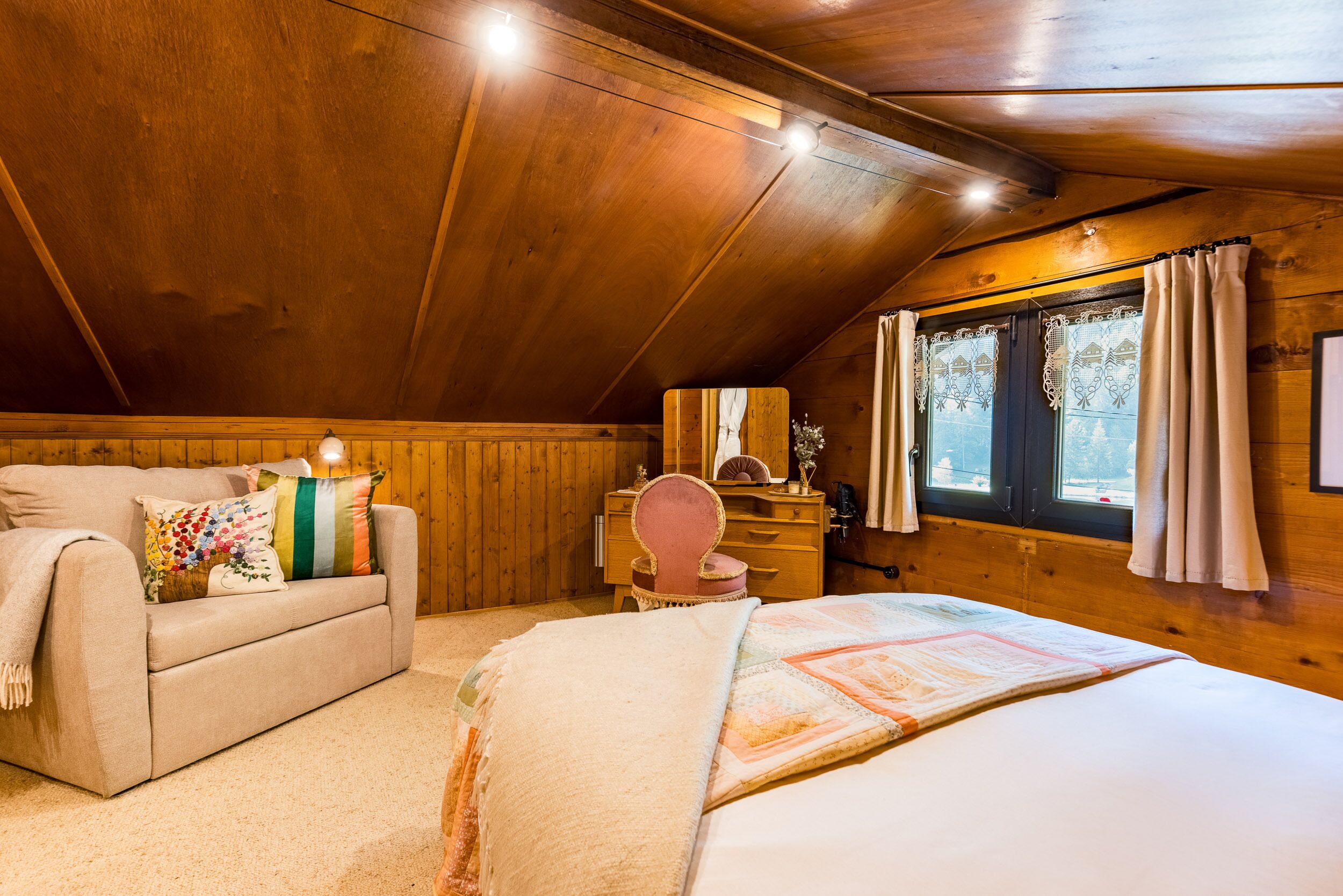 1 Schlafzimmer, Zimmersafe, Schreibtisch, Bügeleisen/Bügelbrett