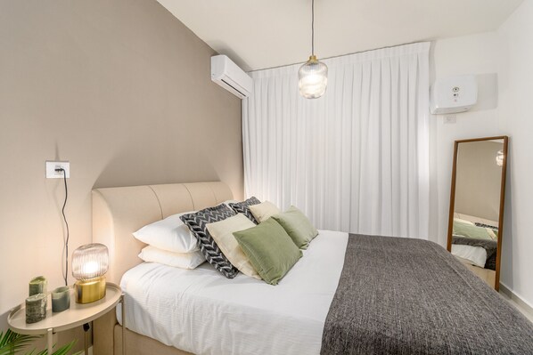 Tabla de planchar con plancha, wifi gratis y ropa de cama 