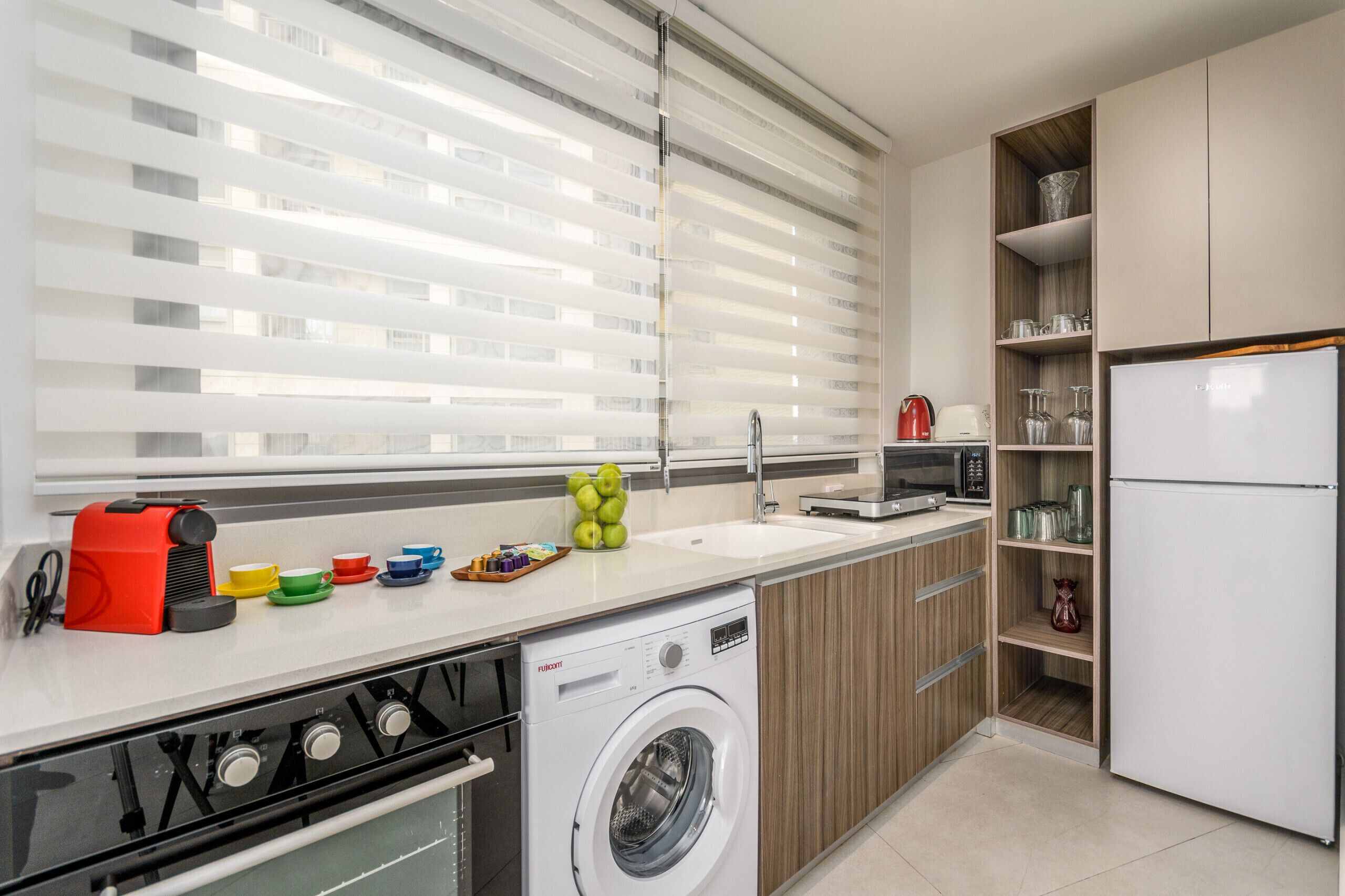 Een koelkast, een microgolfoven, een oven