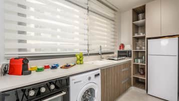 Een koelkast, een magnetron, een oven, een kookplaat