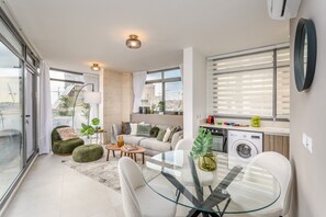 Unclassified image, 2 of 25, button