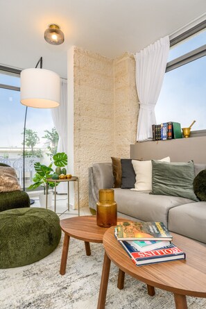 Unclassified image, 4 of 25, button