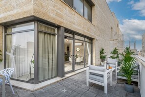 Unclassified image, 3 of 25, button