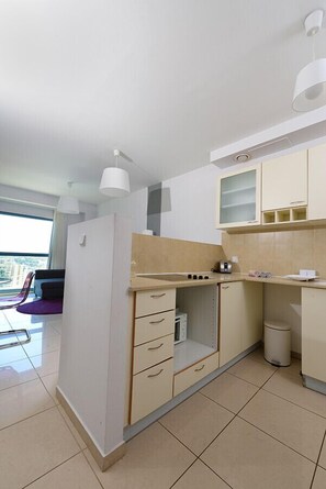Fridge, microwave, oven, coffee/tea maker