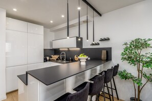 Réfrigérateur, four à micro-ondes, un four, cafetière-théière