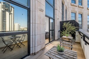Outdoor dining - City Center Apartment With Balcony in Jerusalem (Jerusalem)