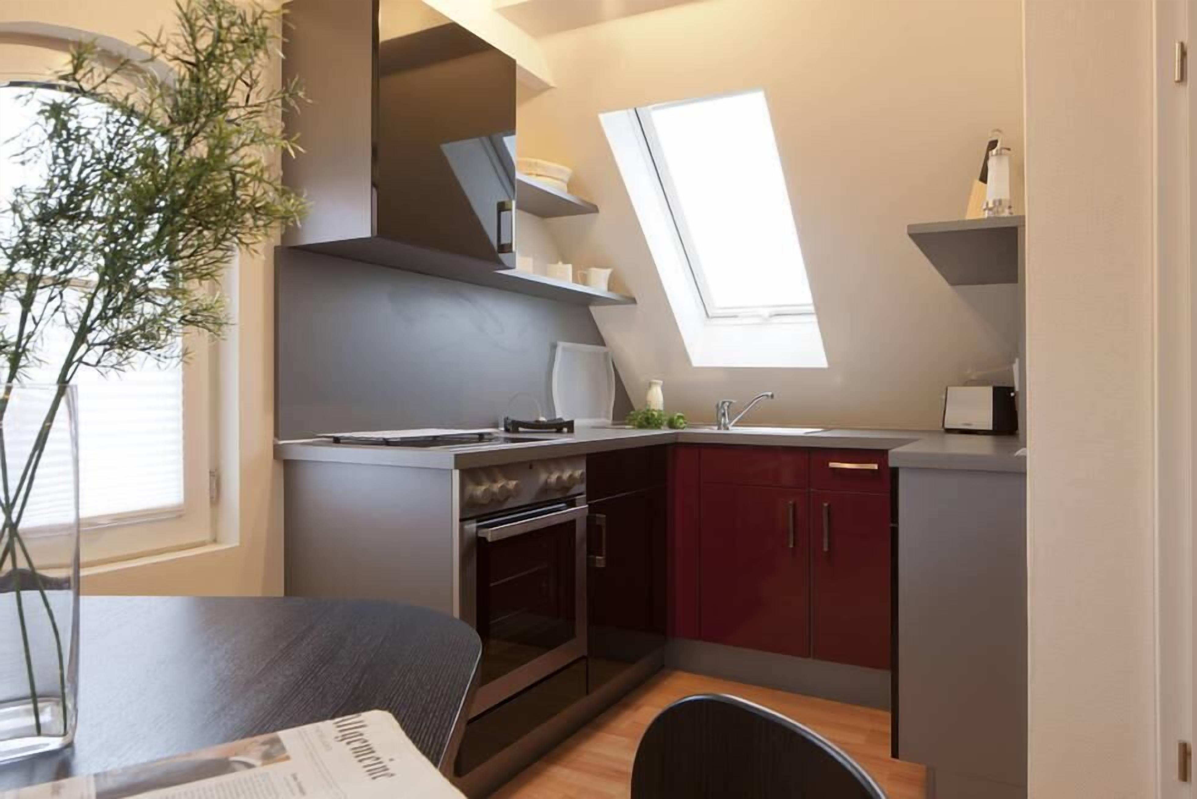 Réfrigérateur, four, plaque de cuisson, cafetière/bouilloire