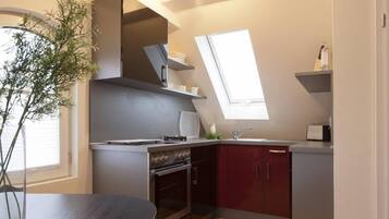 Réfrigérateur, four, plaque de cuisson, cafetiÚre/bouilloire