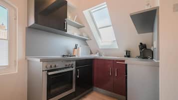 Kühlschrank, Ofen, Herdplatte, Wasserkocher mit Kaffee-/Teezubehör