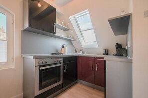 Kühlschrank, Ofen, Herdplatte, Wasserkocher mit Kaffee-/Teezubehör