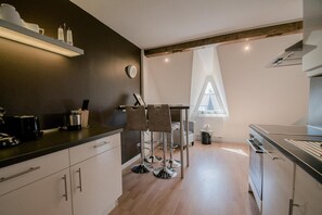 Réfrigérateur, four, plaque de cuisson, cafetière/bouilloire