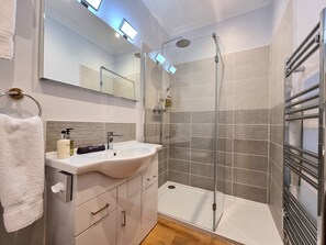 Habitación doble superior, baño privado, vistas al mar (202) | Baño | Ducha, artículos de higiene personal gratuitos y secador de pelo