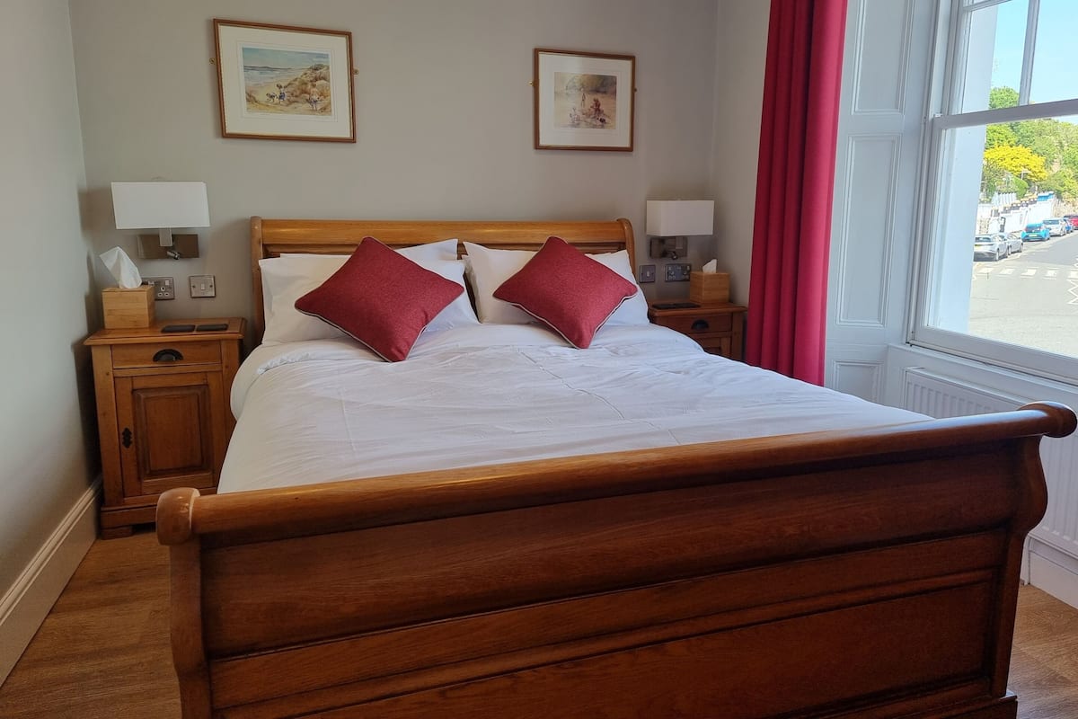 Standaard tweepersoonskamer, en-suite badkamer, uitzicht op zee (101) | 1 slaapkamer, verduisterende gordijnen, een strijkplank/strijkijzer