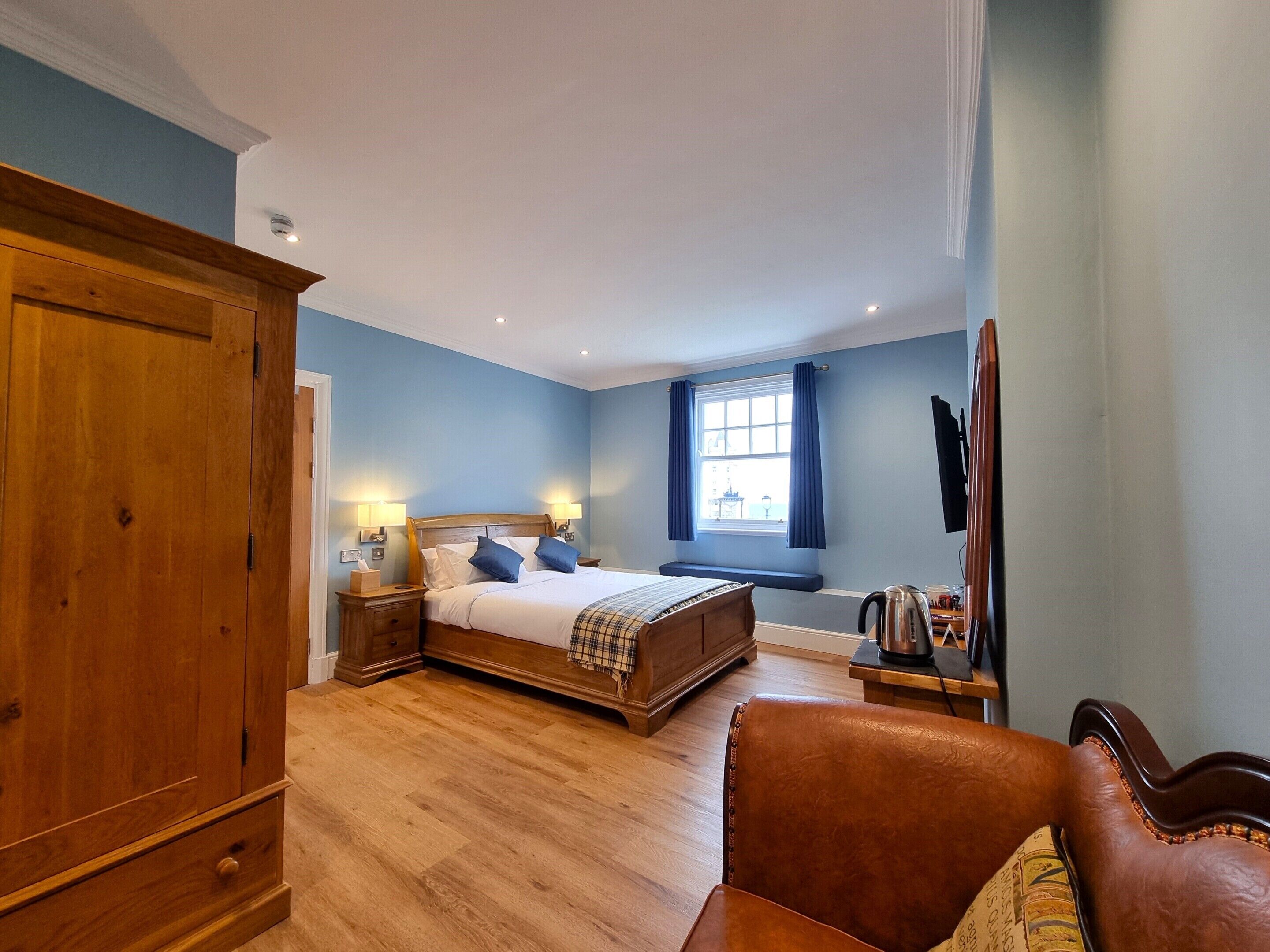 Photo - Min y Don Llandudno