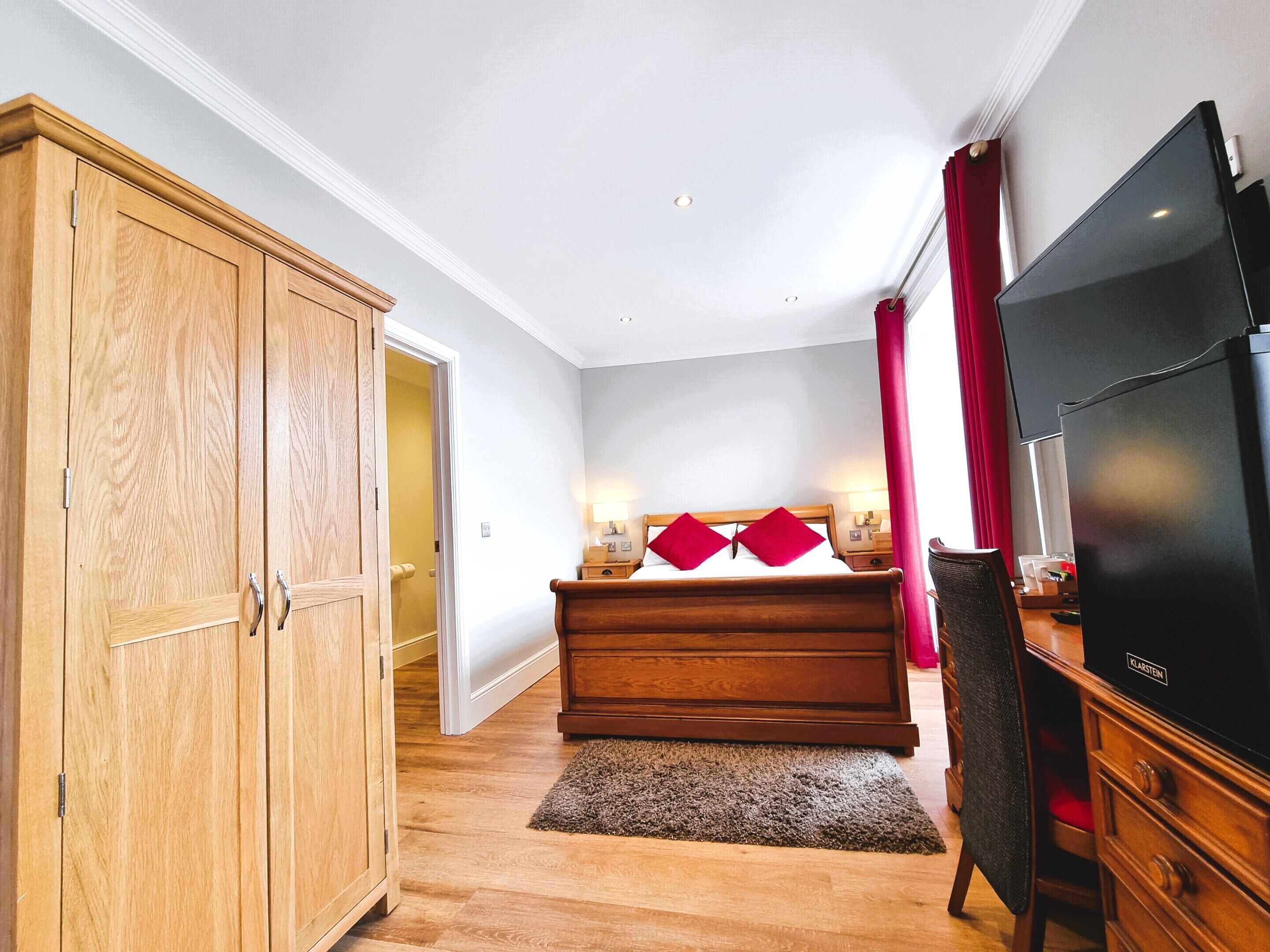 Suite – premium, eget bad, sjøutsikt (101) | Blendingsgardiner og strykejern/-brett