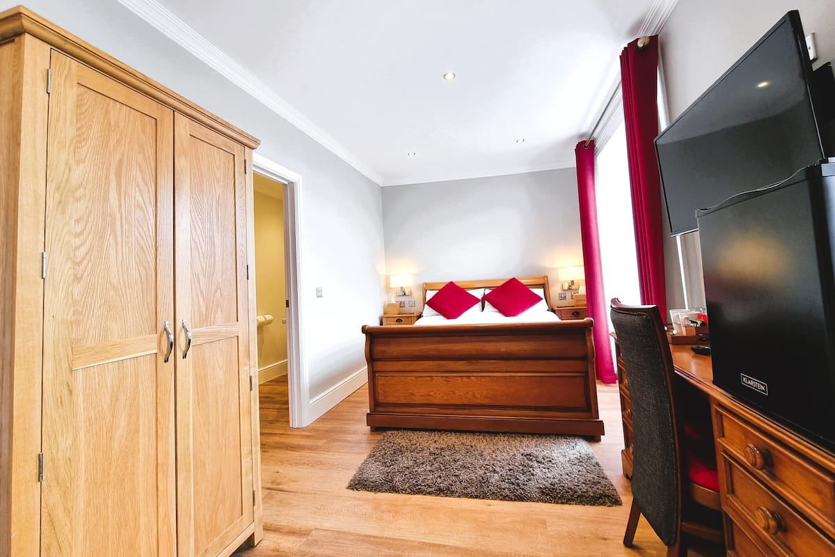 Suite – premium, eget bad, sjøutsikt (101) | Blendingsgardiner og strykejern/-brett