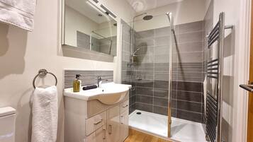 Deluxe Double Room, Ensuite, Sea View (302) | Bathroom | Shower, free toiletries, hair dryer, slippers
