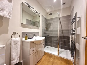 Deluxe Double Room, Ensuite, Sea View (302) | Bathroom | Shower, free toiletries, hair dryer, slippers