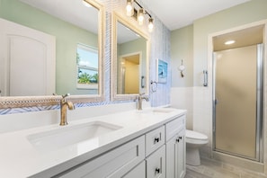Dusche, Handtücher, Shampoo, Toilettenpapier