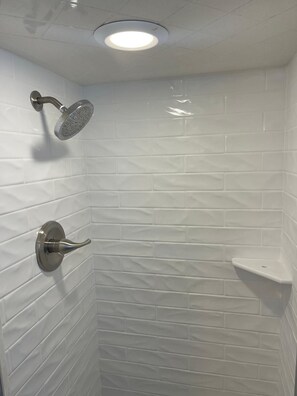 Shower, towels, shampoo, toilet paper - Summer Breeze - Pool and Heated Spa Near Amphitheatre, Historic Downtown, Beach (St. Augustine)
