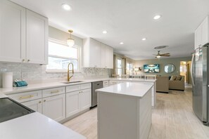 Fridge, microwave, oven, stovetop - Summer Breeze - Pool and Heated Spa Near Amphitheatre, Historic Downtown, Beach (St. Augustine)