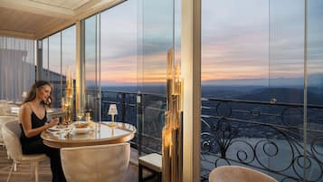 3 restoran, melayani sarapan, makan siang; sajian masakan Italia