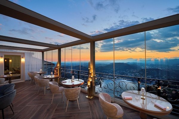 3 restaurants, breakfast, lunch, dinner served; Italian cuisine