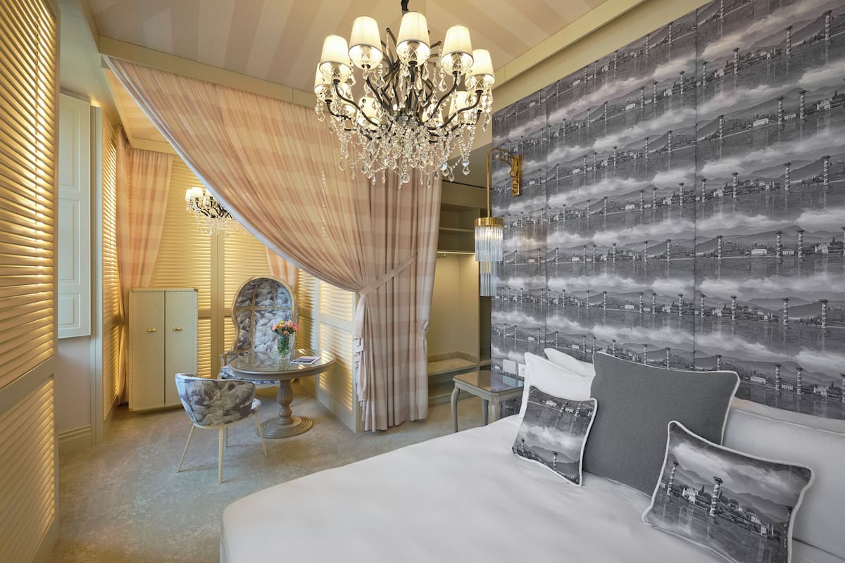 1 bedroom, Egyptian cotton sheets, premium bedding, down comforters