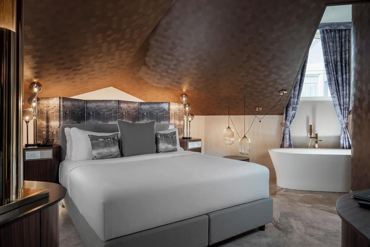 SOLE ATELIER SUITE (Mountain or Lake view) | Egyptian cotton sheets, premium bedding, down comforters