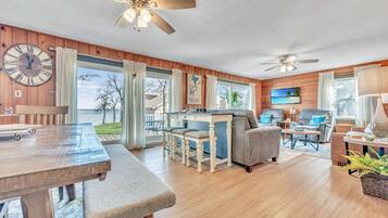 Smart-TV, Tischfußball, Tischtennisplatte