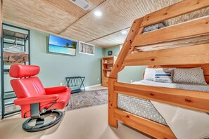 5 chambres, fer et planche à repasser, lit de bébé portatif