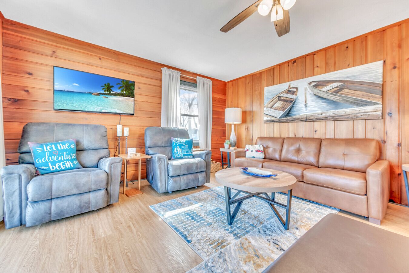 Smart-tv, bordsfotboll och ett bordtennisbord