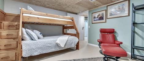 5 chambres, fer et planche à repasser, lit de bébé portatif