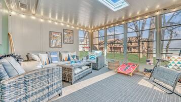 Smart TV, futbolito y tenis de mesa